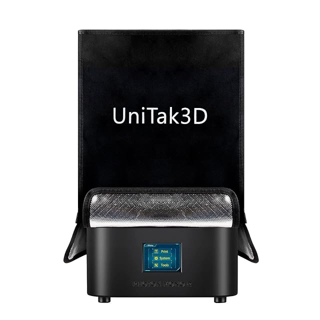 Funda negra UniTak3D sobre una pequeña impresora 3D de resina