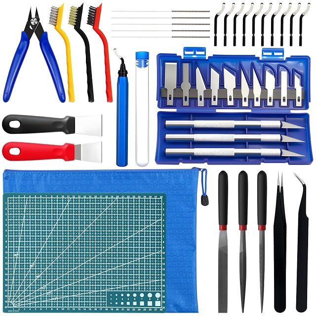 Kit extendido: alicate de corte, tres cepillos, agujas, desbarbador y diez cuchillas, dos rasquetas, un juego de cuchillas en estuche azul, una base de corte, una bolsa con cremallera, tres limas y pinzas