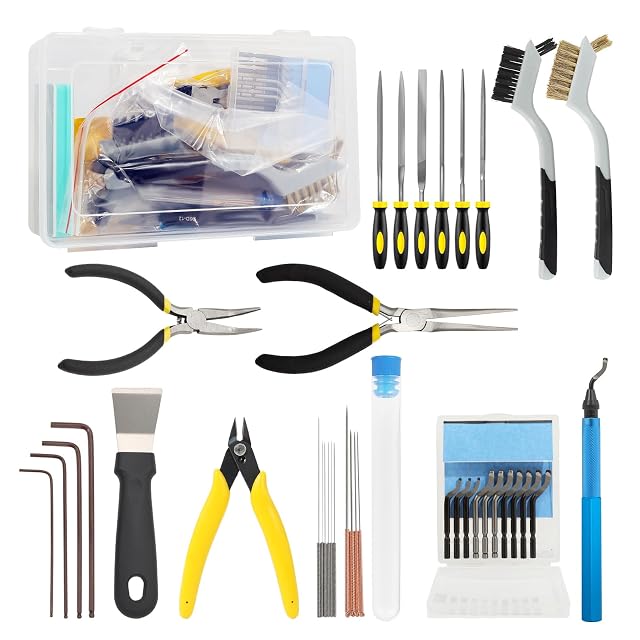 Kit extendido: caja transparente, seis limas, dos cepillos, dos alicates de punta larga, alicate de corte, rasqueta, cuatro llaves hexagonales, agujas en un tubo, diez cuchillas y un desbarbador azul
