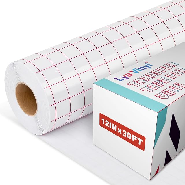 Rollo blanco de cinta de transferencia impreso con cuadrícula roja, junto a una caja de Lya Vinyl con el texto 12 in × 30 ft