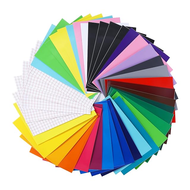 Hojas de vinilo de colores en círculo con varias hojas blancas impresas con cuadrícula roja