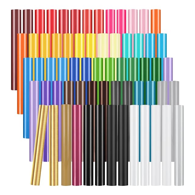 Filas de hojas de vinilo enrolladas en muchos colores, entre ellos dorado, negro y blanco