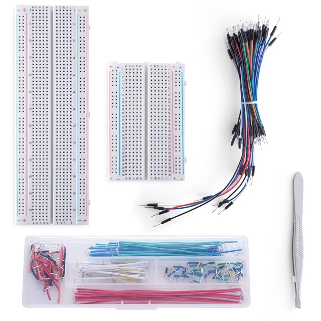 Una protoboard de 830 puntos y otra de 400 puntos, un manojo de cables puente flexibles, una caja de puentes en U con código de colores y unas pinzas