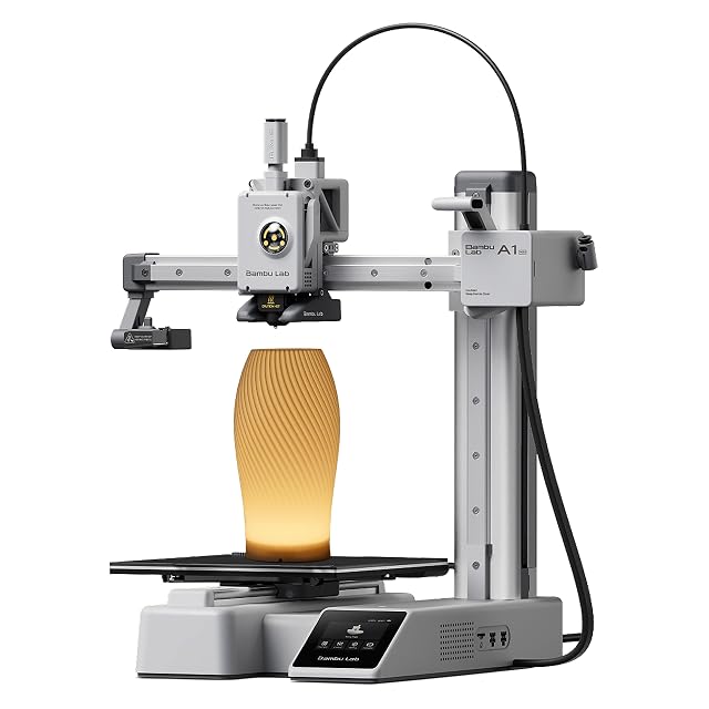 Impresora 3D compacta Bambu Lab A1 Mini con una pantalla de lámpara impresa