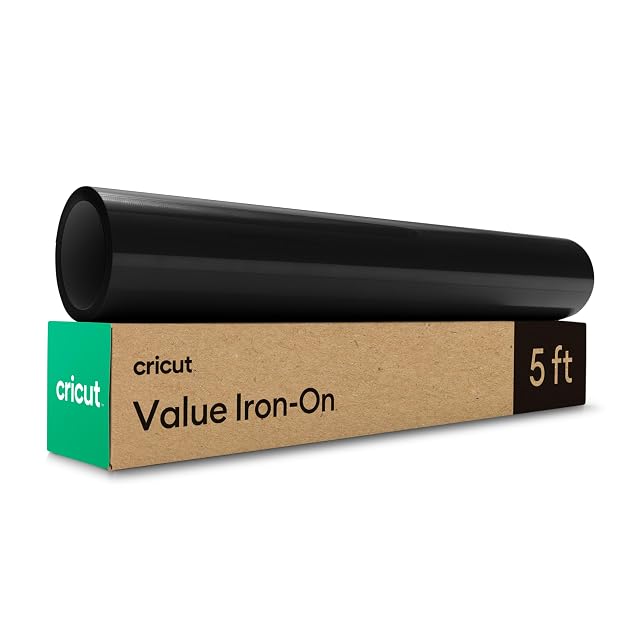 Rollo negro sobre una caja de Cricut de cartón kraft con el texto Value Iron-On, 5 ft
