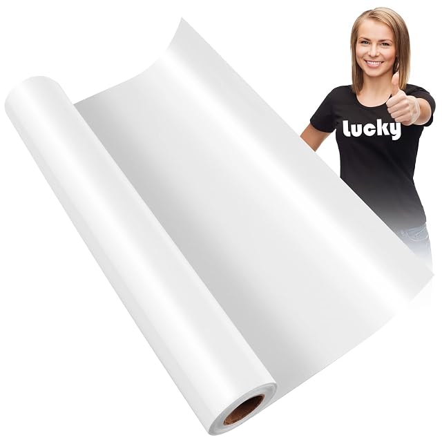 Rollo de vinilo blanco desenrollado delante de una persona con una camiseta negra estampada con lucky