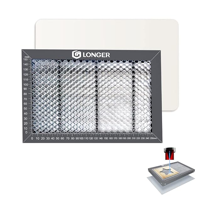 Cama de panal de LONGER en un marco gris con escalas hasta 250 y 150 mm, con una placa blanca detrás