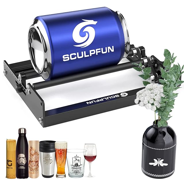 Bastidor de rodillos SCULPFUN negro girando una lata azul, junto a botellas, tazas y vasos grabados