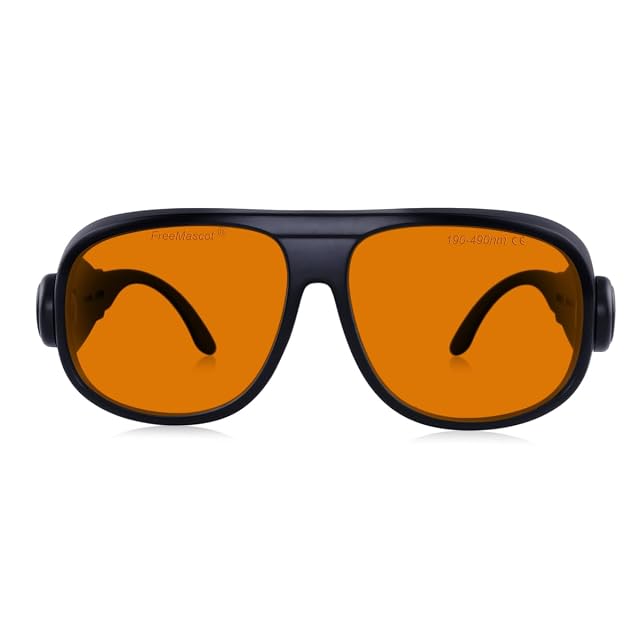 Gafas FREEMASCOT con lentes naranjas en montura negra, una lente impresa con su rango de 190–490 nm