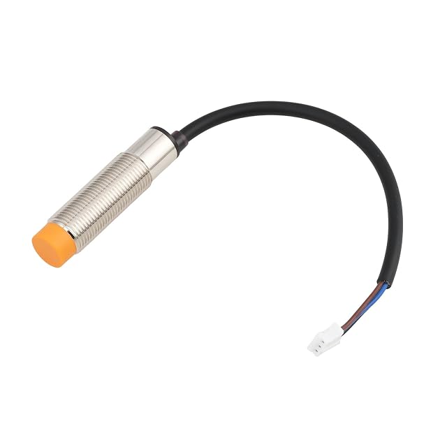 Sensor metálico cilíndrico roscado con cara naranja y cable negro terminado en un enchufe de tres pines