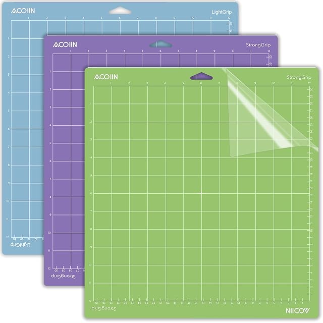 Tres bases cuadriculadas: una azul con la etiqueta LightGrip, una morada con la etiqueta StrongGrip y una verde también con la etiqueta StrongGrip, con la película a medio despegar