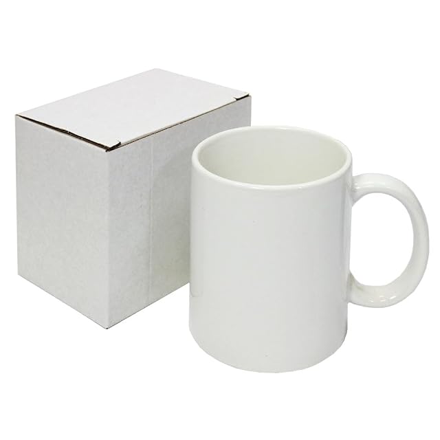 Taza de cerámica blanca junto a una caja blanca lisa