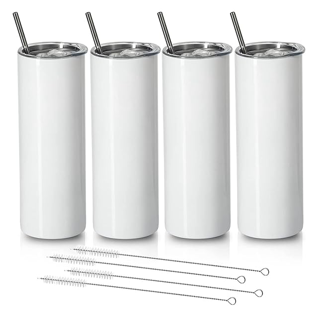 Cuatro vasos rectos blancos con tapas transparentes y pajitas de acero, y cuatro cepillos para pajitas