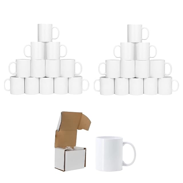 Dos pirámides de doce tazas blancas, y una taza junto a su caja blanca abierta