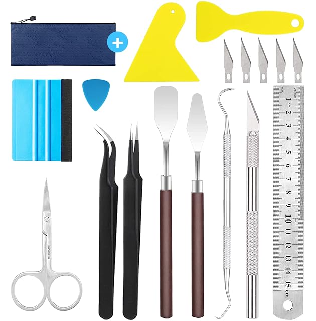Herramientas dispuestas: bolsa con cremallera, dos rasquetas amarillas, una espátula de borde de fieltro, una punta, cinco cuchillas, pinzas, dos espátulas, gancho, cúter, regla de acero y tijeras